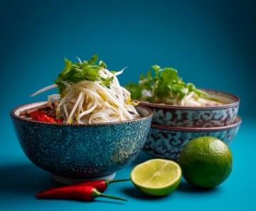 粉蒸肉是一道經(jīng)典的中式菜肴，肉質(zhì)軟糯，米粉香濃，口感豐富,以下是詳細(xì)的做法