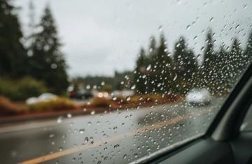 雨天安全行駛指南：降低車(chē)速、控好距離、亮尾燈