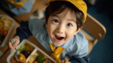 上海市小學生愛心寒托班開班首日:萌娃學做傳統(tǒng)美食迎大寒