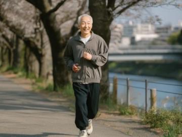 八十四歲依然健康活力：我爸的長壽秘訣與家族基因影響