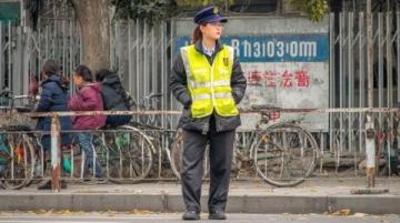 杭州街頭驚現生死救援!40余司機齊心協力抬車救外賣小哥