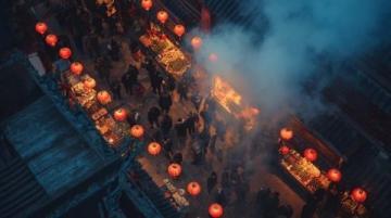 
千里歸鄉(xiāng)路：金華兒子春節(jié)遇堵，父母深夜守候盼團(tuán)圓