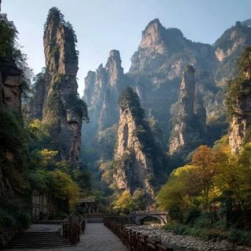 江西上饒的望仙谷以其夜色聞名，被譽為懸崖上的仙俠世界或峽谷中的清明上河圖