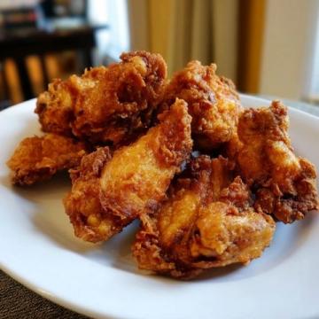 香酥炸雞翅外酥里嫩,一口咬下滿滿的幸福感!