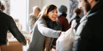 近日，山東濟寧一則妹妹被金毛撲倒，哥哥持棍訓狗的視頻引發熱議