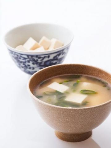 白菜豆腐三鮮湯:簡(jiǎn)單營(yíng)養(yǎng),全家適宜的養(yǎng)生佳品