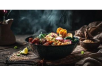 融合了高原物產與多民族文化，以牛羊肉、奶制品和面食為主，兼具粗獷與細膩的風味