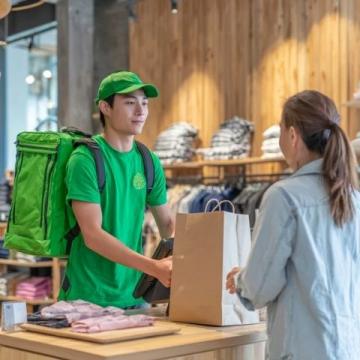 諸暨男子外賣遭遇惡心事件：酸辣土豆絲中驚現嚼不爛異物，疑似用過避孕套引發全家人嘔吐