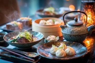 云南美食以其多樣性和獨特的風味著稱，融合了多民族飲食文化