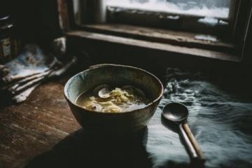 蠔烙：潮汕地區經典傳統小吃，以新鮮生蠔為主要食材，佐以薯粉、雞蛋煎制而成。