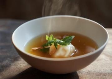 蠔烙：潮汕地區經典傳統小吃，以新鮮生蠔為主要食材，佐以薯粉、雞蛋煎制而成。