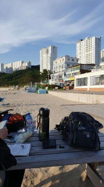你覺得青島最出名的美食是什么清晨的海風(fēng)裹挾著咸鮮氣息,我漫步在青島的街頭