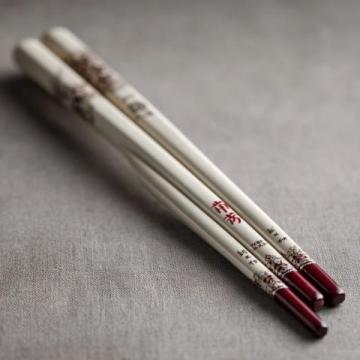 中國的筷子,看似簡單的兩根小棒,卻承載著深厚的文化底蘊,它們一般呈長條狀