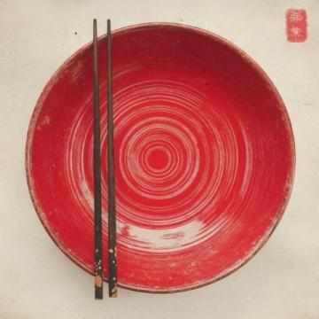 中國的筷子,看似簡單的兩根小棒,卻承載著深厚的文化底蘊,它們一般呈長條狀