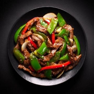 青椒肉絲,這道經典的中式家常菜,以其色澤鮮艷、口感豐富而受到眾多食客的喜愛