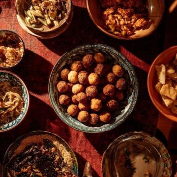 高平名吃店的超級美味:炒餑子、酸菜黑圪條和核桃肉的完美組合