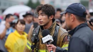 杭州街頭驚現生死救援!40余司機齊心協力抬車救外賣小哥