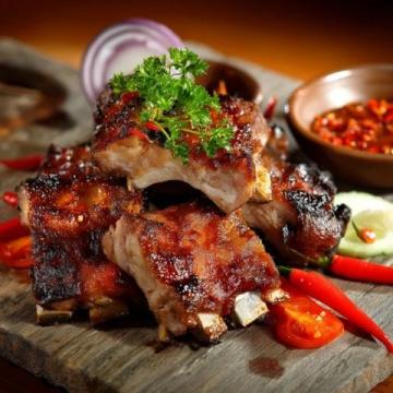脆皮五花肉是一道特色鮮明的美食,因其獨特的口感與風味而廣受大眾喜愛