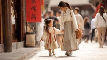 端午假期剛過,一則驚險新聞刷屏網(wǎng)絡(luò),網(wǎng)友們?yōu)樾∨⒌呐R場判斷力點贊……