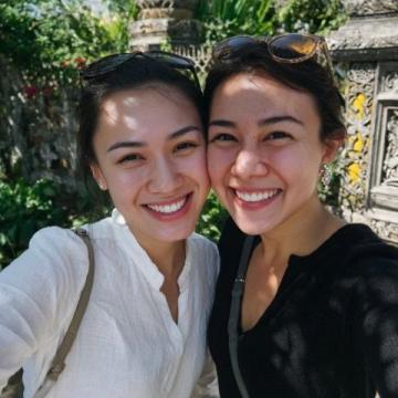 我與愛人同窗的老友，相識三十年情誼長