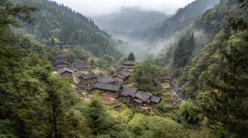藏在群山中的絕美小城，媲美云南洱海的仙境之地