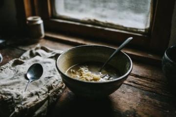 你曉得嗎？一碗看似普通的綠豆海帶湯，居然蘊含著清熱祛火的小秘密呢！今日