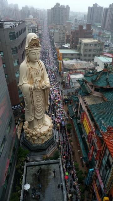 
千里歸鄉(xiāng)路：金華兒子春節(jié)遇堵，父母深夜守候盼團(tuán)圓