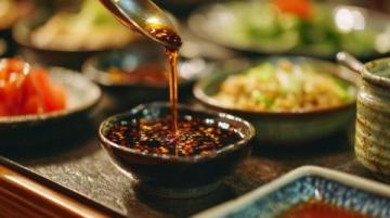 云南美食以其多樣性和獨特的風味著稱，融合了多民族飲食文化