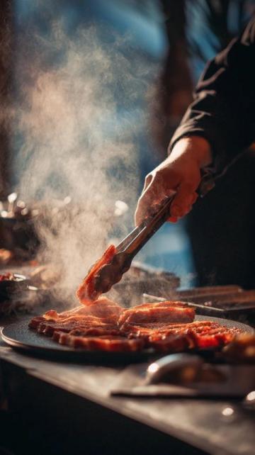 探秘新密美食夜市:文昌大公雞與炭火羊排的魅力