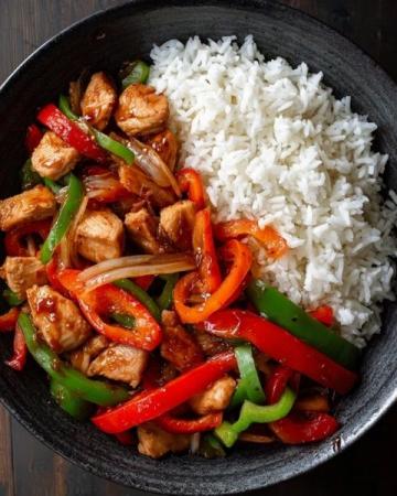 青椒肉絲,這道經典的中式家常菜,以其色澤鮮艷、口感豐富而受到眾多食客的喜愛