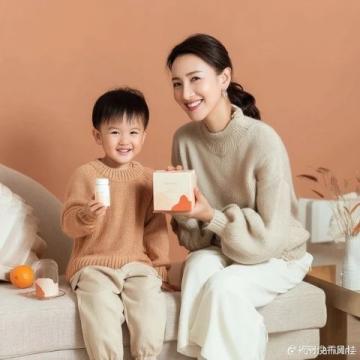 謝浩男媽媽許健華成功回歸，帶小女兒上學,還展示廚房神器