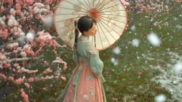 秦孟祿夫婦回高密賞梨花，共游春日美景故鄉情深