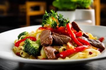 一周不重樣的工作日午餐推薦:牛肉炒青椒配酸爽蝦滑