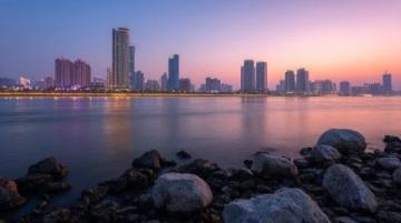 青島是中國海濱重要城市的教育中心 青島市擁有多所高校包括綜合性大學和重點高校等，各個高校都具有不同的特點和優勢。