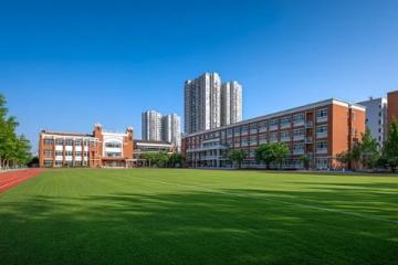 真光初中部：底蘊深厚、成績堅實、資源豐富、活動繁多，是荔灣區乃至廣州市公辦初中的頂流選項之一。