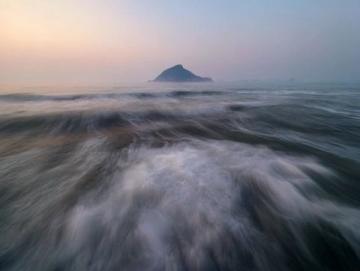 榮成海邊拍照爭議：禁令引發(fā)熱議，平衡旅游管理與公眾權(quán)利成焦點(diǎn)