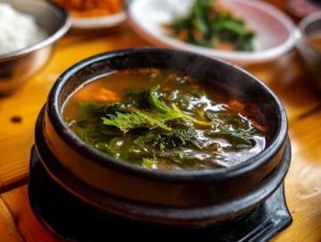 西峰下莊羊肉那可是一絕,清晨羊肉館子就開始忙碌，大鐵鍋里羊肉湯翻滾