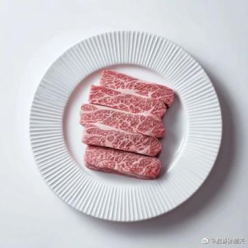 融合了高原物產與多民族文化，以牛羊肉、奶制品和面食為主，兼具粗獷與細膩的風味