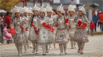 五一重慶銀發(fā)游攻略:避坑指南+安全貼士,帶父母玩轉(zhuǎn)8D魔幻城之旅