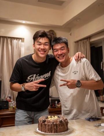 抖音上的大胃王直播生吃羊腿,狂懟十斤切糕,看著就過(guò)癮!