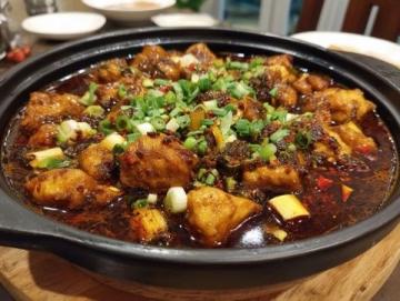 干鍋雞翅,這道風味濃郁、香辣可口的經典菜肴