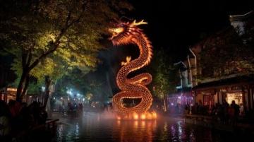 五一假期,寧夏中衛(wèi)向陽(yáng)街變成流動(dòng)的河流,熱鬧的夜晚增添夢(mèng)幻色彩。
