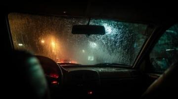 雨天安全行駛指南：降低車(chē)速、控好距離、亮尾燈