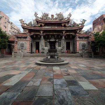 河南省濮陽市位于中華中部地帶，是一個歷史悠久、人文薈萃的地方