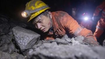杭州街頭驚現生死救援!40余司機齊心協力抬車救外賣小哥