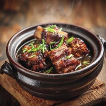 西峰下莊羊肉那可是一絕,清晨羊肉館子就開始忙碌，大鐵鍋里羊肉湯翻滾