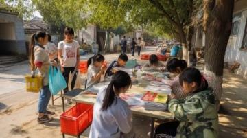 劉強東媽媽又到宿遷京東食堂包餃子，給員工遞餐盤，就是不閑著