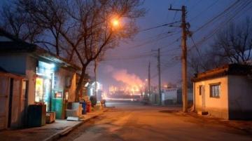 五一假期,寧夏中衛(wèi)向陽(yáng)街變成流動(dòng)的河流,熱鬧的夜晚增添夢(mèng)幻色彩。