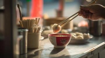 杭州深巷藏著一家被外賣平臺"通緝"的米粉店,每當夜幕降臨