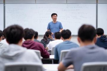 揭秘韋東奕走紅背后:別讓質疑聲掩蓋學術價值與影響力